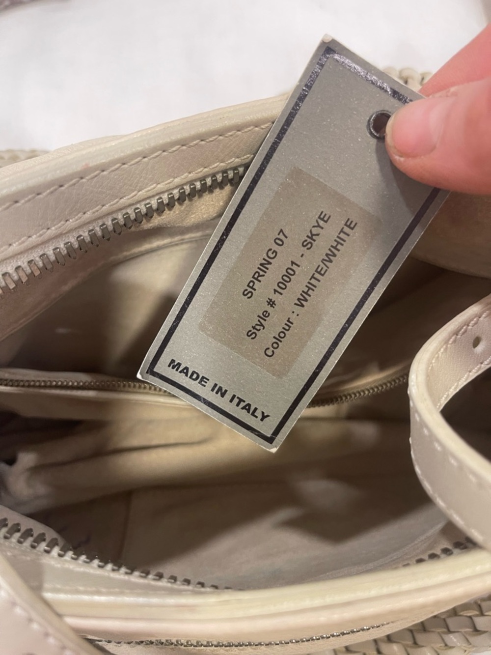 Gryson Cream Women's Shoulder Bag - Classic leather bag - Picture 4 of 16